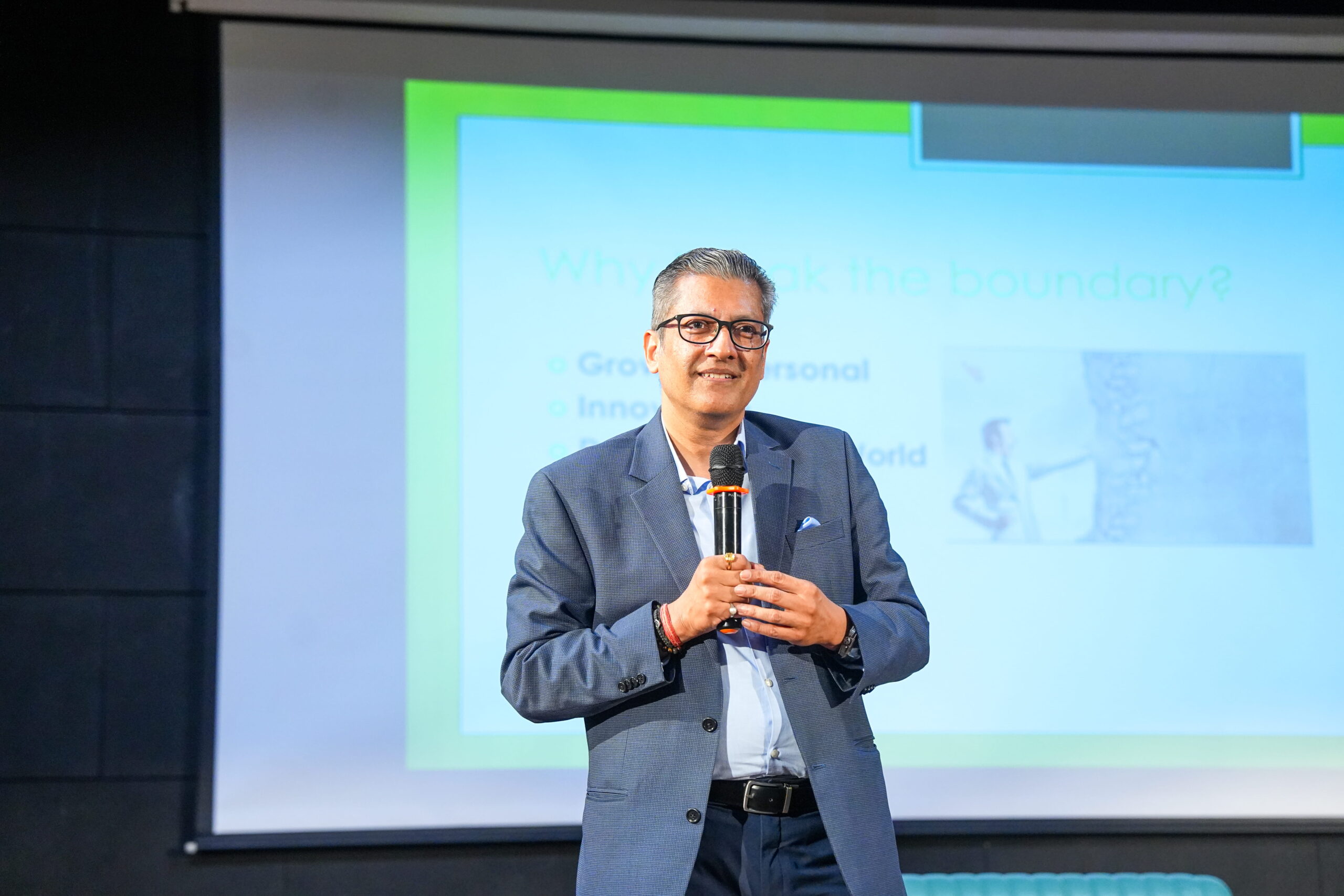 Rajat Singhania explaining 3-boundary framework at Vadodara Startup Festival