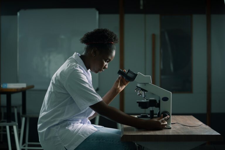 How to Choose the Right University for B.Tech Biomedical Engineering in India