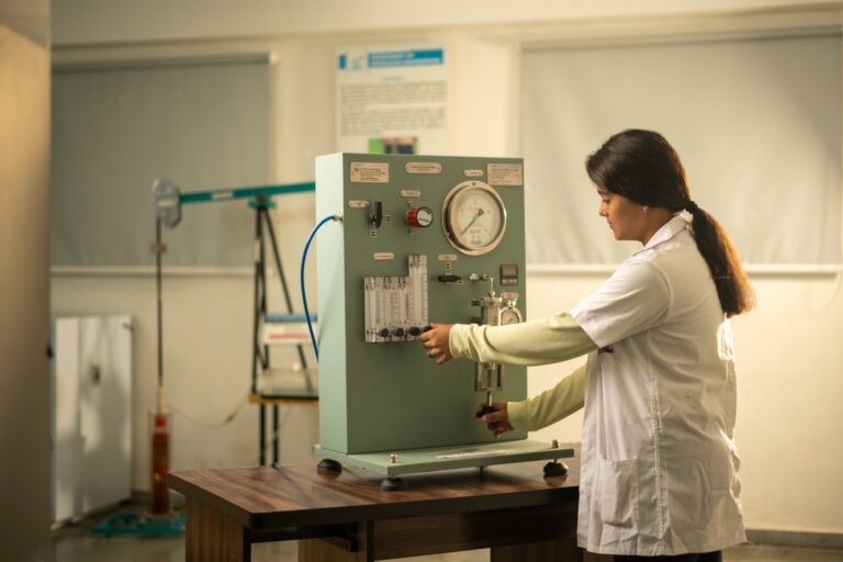 How to Choose the Right University for B.Tech Petroleum Engineering in India?